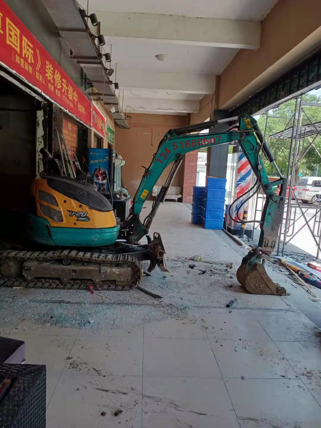 橡膠履帶對于微型小挖機(jī)施工當(dāng)中的作用及特點！(圖1)